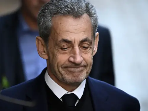 💥 الفضيحة التي هزّت باريس!.. ساركوزي خلف القضبان بسبب أموال القذافي!